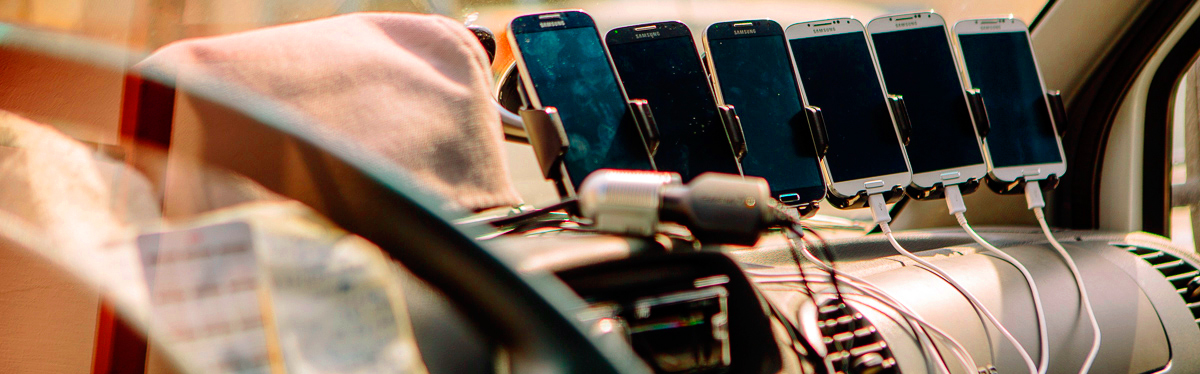 A képen az NMHH egyik mérőautójának szélvédője mögött, egy tartón elhelyezett 6 darab mobiltelefon látható, amelyeket a mobilhálózatok minőségi paramétereinek mérésére használnak